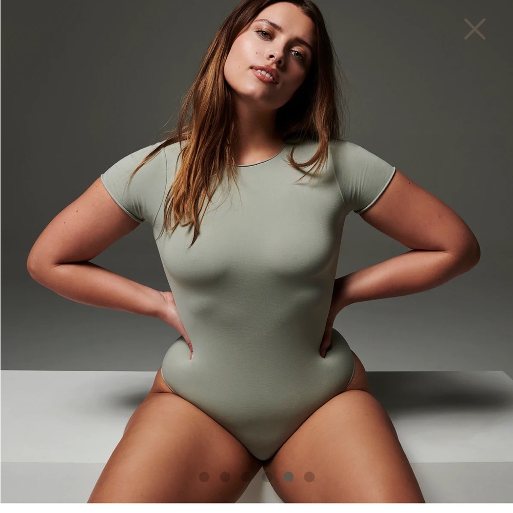 SKIMS ESSENTIAL CREW NECK SLEEVELESS BODYSUIT & ESSENTIAL T-SHIRT BODYSUIT